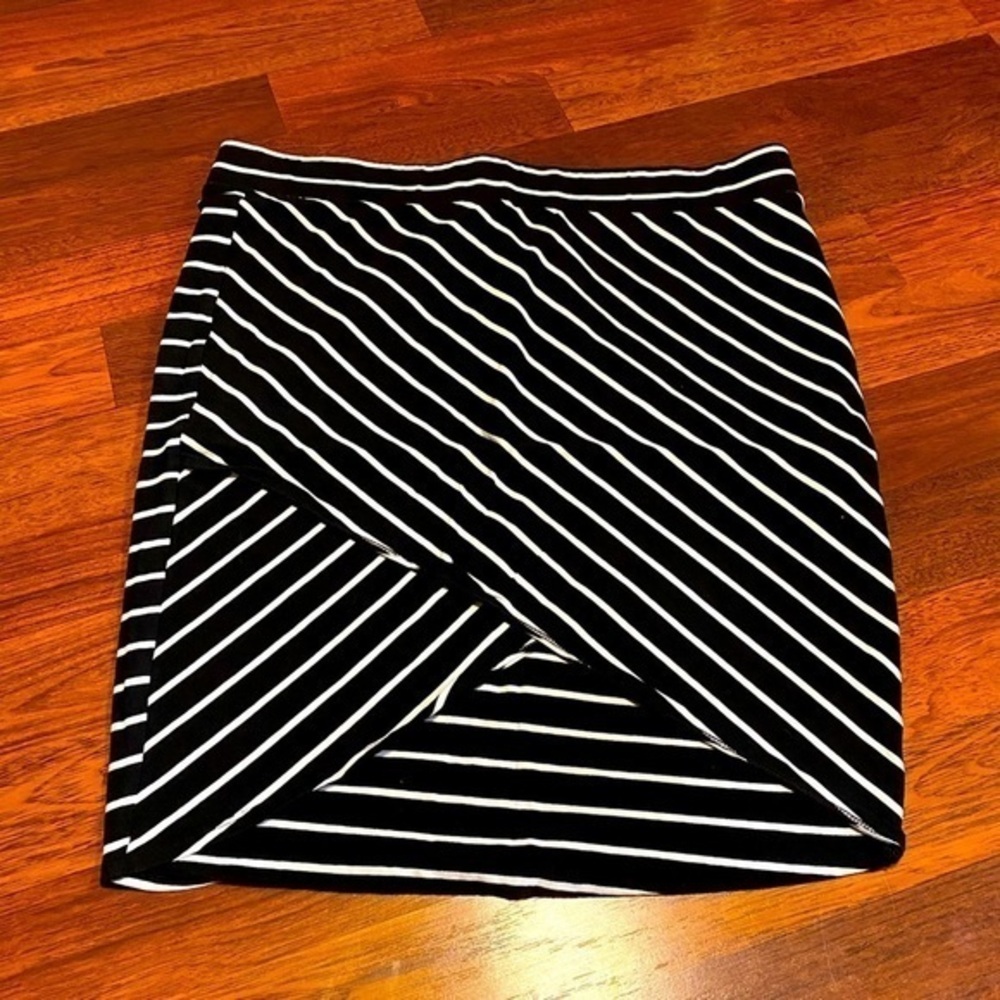 𝅺NWOT Torrid stretch black and white skirt. Mid length. Criss cross style